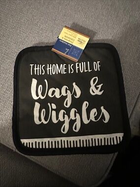 Home Collection Black and White 'This Home Is Full of Wags & Wiggles' Pot Holder